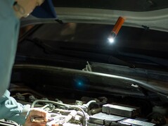 La Olight ArkPro Ultra se puede fijar a superficies de acero gracias a su parte trasera magnética.