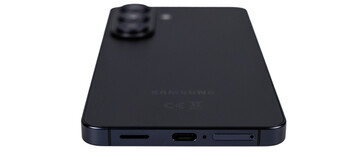 Parte inferior: Altavoces, USB, micrófono, SIM