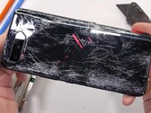 JerryRigEverything ha demostrado que el ASUS ROG Phone 5 tiene varios puntos débiles estructurales. (Fuente de la imagen: JerryRigEverything)