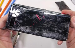 JerryRigEverything ha demostrado que el ASUS ROG Phone 5 tiene varios puntos débiles estructurales. (Fuente de la imagen: JerryRigEverything)