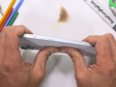 El 15 Plus se somete a una prueba de flexión. (Fuente: JerryRigEverything vía YouTube)
