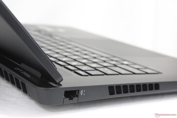 Tapa abierta hasta un ángulo máximo de sólo ~140 grados