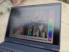 Al aire libre bajo un nublado brillante