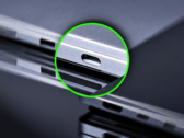 El Surface Laptop Ultra tiene un nuevo puerto USB-C de gran tamaño.