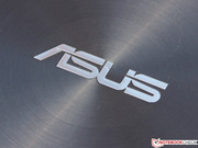 El logo Asus en aluminio cepillado