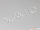 El logo marcado en el elegante aluminio...