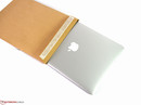 El sobre B4 se suele asociar a este delgado portátil de Apple.