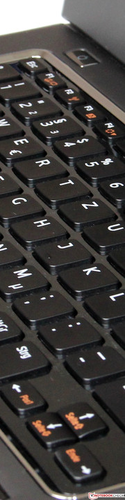 Por desgracia, el teclado cede mucho por la derecha, lo que afecta a la sensación al escribir.