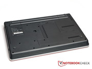 La trasera del ThinkPad Edge E525, sin el puerto de docking.