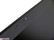 La webcam de 720p va apoyada por dos dobles matrices de micrófonos.