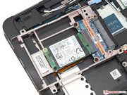 La bandeja de 2.5" acomoda un SSD mSATA con el correspondiente adaptador.