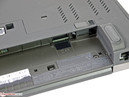 La ranura SIM del módulo WLAN está en el compartimento de la batería.