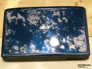 La tapa de azul zafiro de alto brillo del Aspire 5536G permite graciosas reflexiones y es susceptible a manchas tales como por ejemplo huellas dactilares...