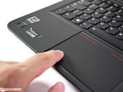 El touchpad puede ser presionado totalmente y contiene los botones de entrada.