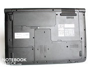 La placa base del portátil de 17 pulgadas tiene dos cubiertas de mantenimiento.