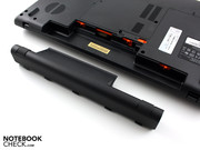 La batería eleva el portátil de 17 pulgadas un poco en la parte posterior.  Puede ser removido para uso como desktop permanente.
