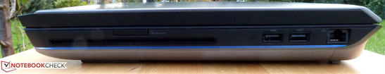 Derecha: Unidad Blu-ray, lector de tarjetas, 2x USB 3.0, RJ-45 Gigabit LAN