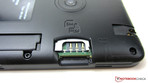 Las ranuras para la micro-SIM y microSD están debajo de la cubierta de la carcasa.
