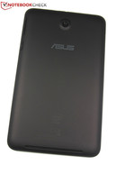 La trasera de la tablet Asus está hecha de plástico mate ligeramente engomado.