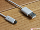 Pertrechos: El cable USB a mini-USB se usa para recargar el teclado.