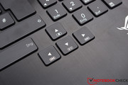 Las teclas de cursor están lijeramente desplazadas debajo del teclado principal.