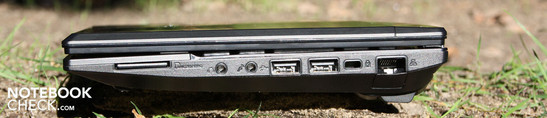 Lado derecho: Lector de tarjetas SD/MMC/SDHC, auriculares, micrófono, 2 USB 2.0s, Kensington, Ethernet