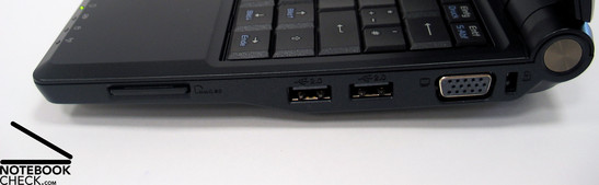 Lado Derecho: Lector de Tarjetas, 2x USB, VGA, Kensington