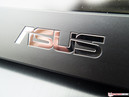 El logo de Asus bajo la pantalla,...