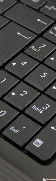 Asus K53TA-SX026V: El teclado y el touchpad no tienen nada que envidiar a los del ThinkPad o el HP ProBook.
