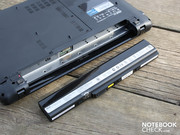 La batería puede extraerse si se usa en el escritorio ya que no tiene soporte de goma para elevar el portatil, cuya inclinación no se ve afectada por la extracción.