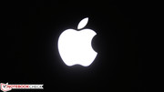 El logo iluminado de Apple en la trasera