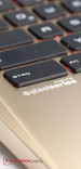 El teclado sigue siendo de SteelSeries y tiene una distribución inusual.
