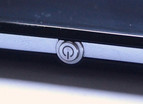 El botón de encendido de metal es marca de la linea Xperia.