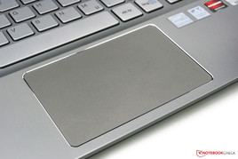 Generoso Touchpad con buen software.