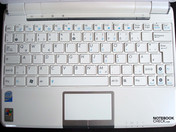 Buena distribución de teclado con muchas funciones especiales