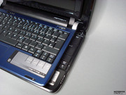 ... y 1.5 cm de profundidad, Aspire One 751 se muestra sorprendentemente compacto.