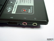 Los puertos de audio y USB localizados hacia adelante pueden ser no sólo restrictivos para los zurdos cuando tenga periféricos conectados
