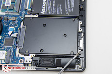 El SSD va asegurado con 4 tornillos Phillips.