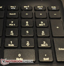 El teclado tiene un pad numérico separado.