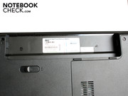 Dell guarda la licencia de Windows y la coloca debajo de la batería.