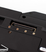 La portátil puede ser adherida al llamado Mediabase a través de un puerto docking.  Proporciona entre otros, un drive óptico y una salida de DVI.