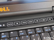 Botones para multimedia sensibles al tacto se situan sobre el teclado.