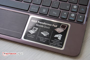 El teclado incluye un puerto USB 2.0 port, lector de tarjetas SD y una batería adicional.