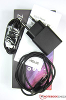 ...un adaptador modular de corriente, un cable micro-USB, auriculares y una guía de inicio rápido.