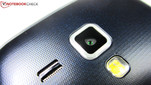 La cámara principal tiene una resolución de 5 megapixels, y saca fotos de hasta 2560x1920 pixels.