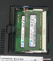 La RAM está tras una cubierta. Se puede acceder a ambas ranuras de memoria.
