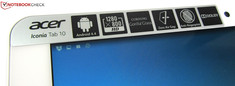 Una pegatina con una fila de símbolos informa al comrpador de las características más importantes del tablet.