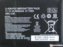 La batería de polímero de litio está asegurada con tornillos bajo el capó.