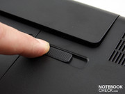 La parte inferior libera la batería con el toque de un dedo.