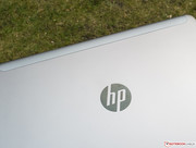 El llamativo logo HP de la trasera está hecho en pintura de piano.